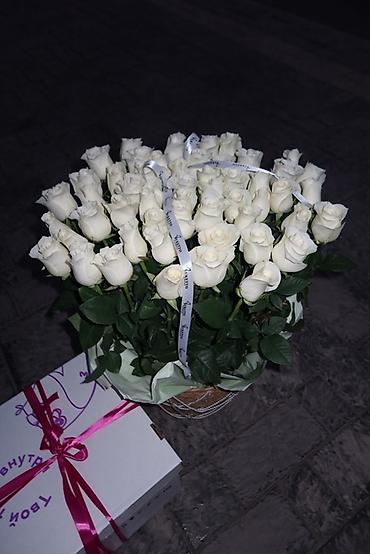 Продается букет из белых роз в корзине🌹
Цена 4000, торг есть
