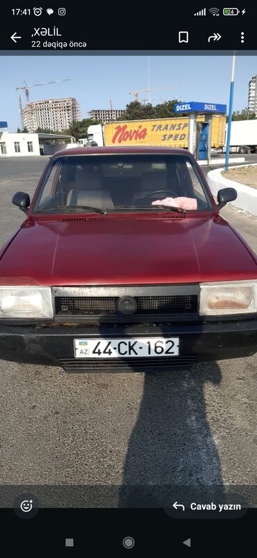 Dörd qapılı sedan avtomobil, gündəlik istifadə üçün uyğundur. Qırmızı