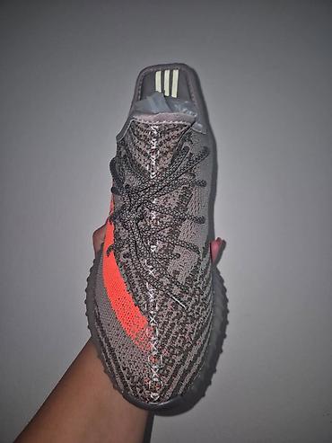 lil solid ez boje: Yezzy lepo odradjene
Urezan boost u djonu
36-48
3900 din — 5