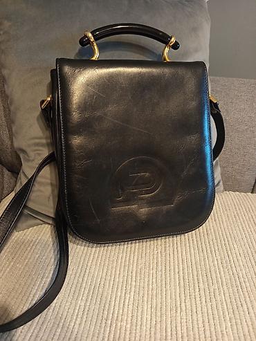 Crna kožna torba sa logom na prednjoj strani. Model sa čvrstim gornjim na lalafo.rs Crna kožna torba sa logom na prednjoj strani. Model sa čvrstim gornjim