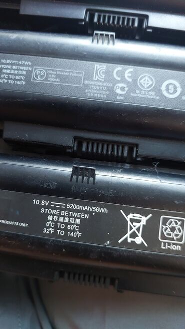 аккумуляторы для ноутбуков hp (hewlett packard): Три аккумулятора для ноутбука черного цвета. Батареи имеют номинальное
