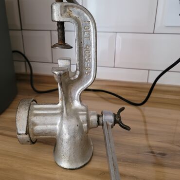 Süngərlər və fırçalar: Qədim ət maşını satılır .işləyir
Ağır material çuqun