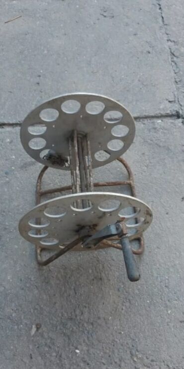 кухонный шкаф настенный: Катушка (ручная лебёдка) для электропровода/кабеля. - Конструкция