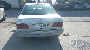 Mercedes-Benz: Mercedes-Benz E‑Class (W210) sedan - Kuzov: sedan, gümüşü rəng - — 1