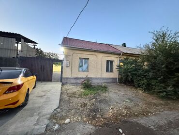 продаю дом ипотека: Одноэтажный жилой дом с двускатной крышей и отдельным двором