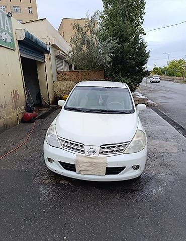 Nissan: Nissan Tiida sedan – ağ rəng Xüsusiyyətlər: - Kuzov: 4 qapılı sedan — 1