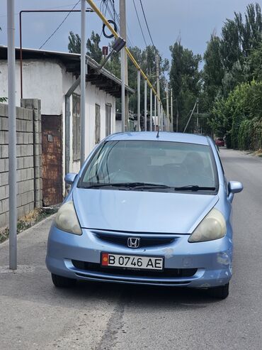 срочно срочно продаю машина: Honda Fit: 2002 г., 1.3 л, Вариатор, Бензин, Седан