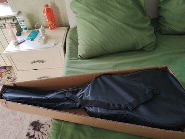 Гитары: Продам отличную акустическую гитару в глубоком синем цвете. Инструмент — 5