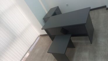 Masa və oturacaq dəstləri: Ofis mebelləri dəsti Tərkib: - Direktor masası: qara rəngdə, geniş iş — 5