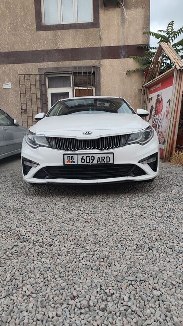 машины расрочку: Автомобиль Kia, белого цвета. Решетка радиатора с вертикальными