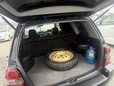 Другие автомобили: Внедорожник/кроссовер черного цвета. Кузов 5‑дверный, на крыше — 5