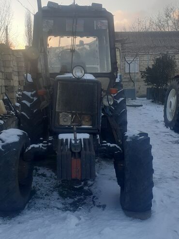 Traktorlar: Mavi-qara kabinəli kənd təsərrüfatı traktoru. Xüsusiyyətlər: - — 10