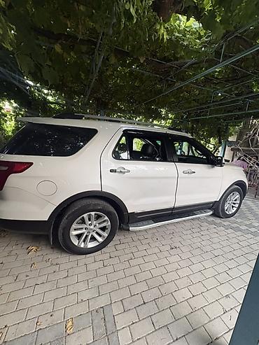 yan guzguler: Ford Explorer Limited – ağ rəngli, 7 yerlik tam ölçülü SUV — 5