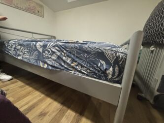 Kreveti: Metalni ram kreveta sa uzglavljem, sa dušekom. - Dimenzije — 7