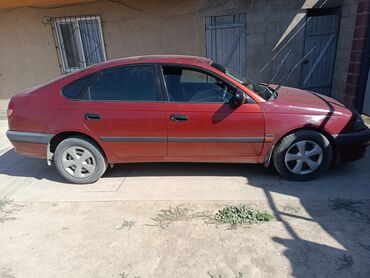 красный машина: Toyota Avensis: 2001 г., 1.8 л, Автомат, Бензин, Хетчбек