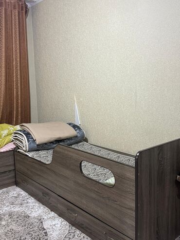 кровать с ящиками: Детская/подростковая кровать с бортиком и ящиками для хранения. -