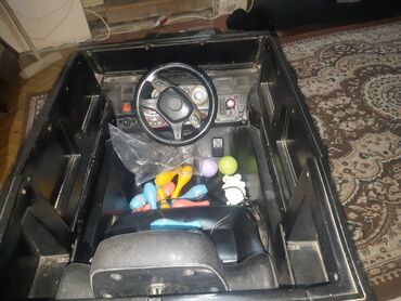Uşaq üçün elektrik maşınları: Qara rəngli, Mercedes Gelandewagen modelinə bənzər uşaq elektrik