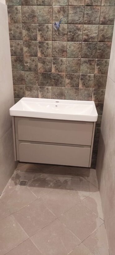hamam ref: Ağ rəngli keramika lavabo və boz rəngli iki siyirtməli asma altlıqdan