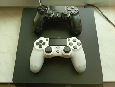 part time iş bakı: Sony PlayStation 4 Slim oyun konsolu və iki ədəd DualShock 4 . Konsol