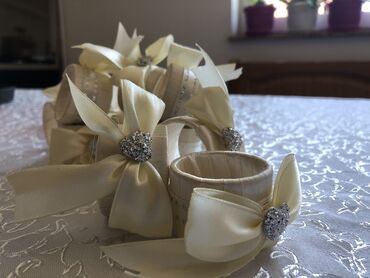 Svadbena oprema: Cvetna traka za kosu sa velom, idealna za posebne prilike. Traka je — 48