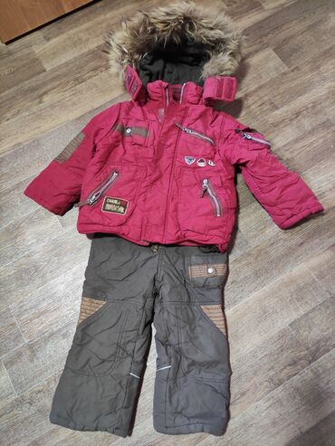 куртки с мехом: Детский комбинезон в идеальном состоянии, отличного качества. Теплый