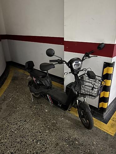 Электросамокаты: Elektrik moped/skuter - Rəng: qara, dekorativ qırmızı-ağ xətt və loqo — 1