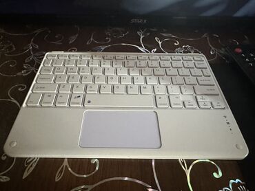 komputer klaviatura: Bluetooth klaviatura + touchpad (açıq rəng, kompakt) Təzədir - Tam
