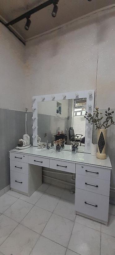 dosəmə ustu guzgu: Ağ rəngli makiyaj masası və işıqlı güzgü komplekti. Model geniş iş — 3