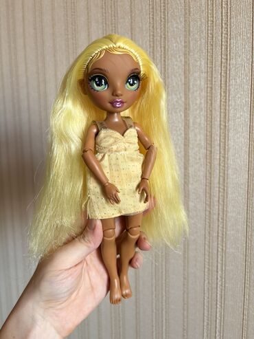 donlar toy üçün: Rainbow High Sarı uzun saçları və iri yaşıl gözləri olan, hərəkətli