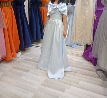 вечерняя платье новая: Mavi‑gümüş rəngli uzun ziyafət/libas - Parlaq, atlas effektli parça