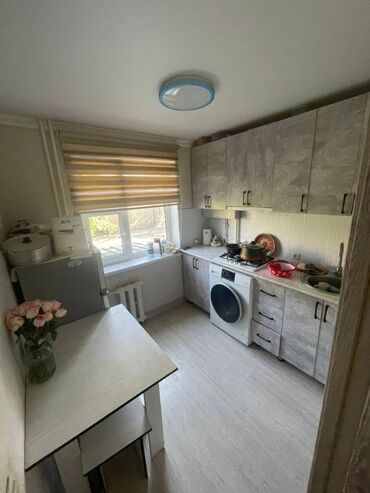 квартира керек дордой жактан: 2 комнаты, 44 м², 104 серия, 2 этаж, Старый ремонт
