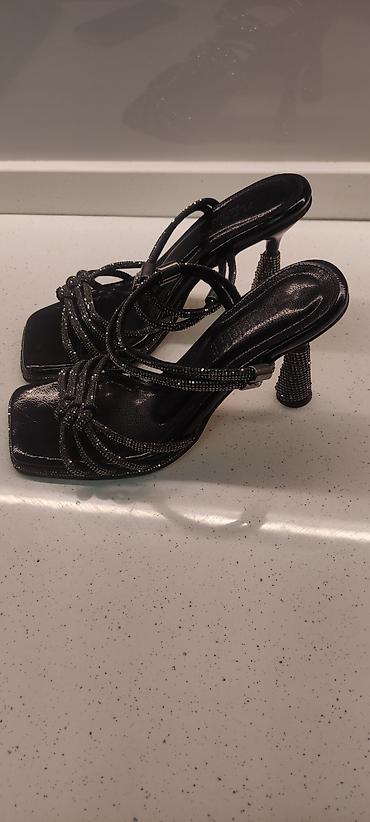 Basanoşka və səndəllər: Qadın üçün premium sandal - Rəng: qara, metalik parlaqlıq - Dizayn — 2