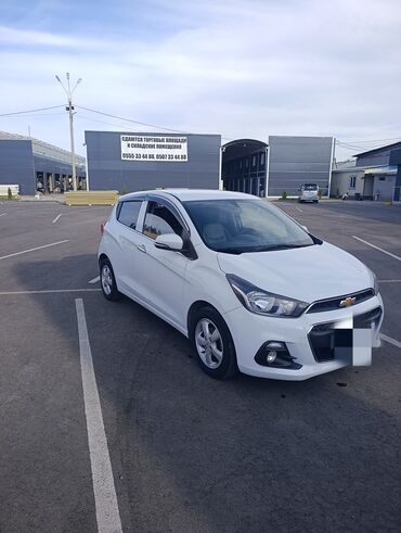 антена фит: Белый хэтчбек Chevrolet Spark, представленный на фотографиях