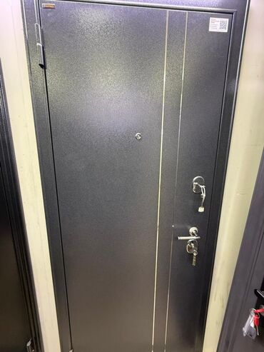 чехол на удостоверение: Входная металлическая дверь, классический дизайн в темно‑сером цвете