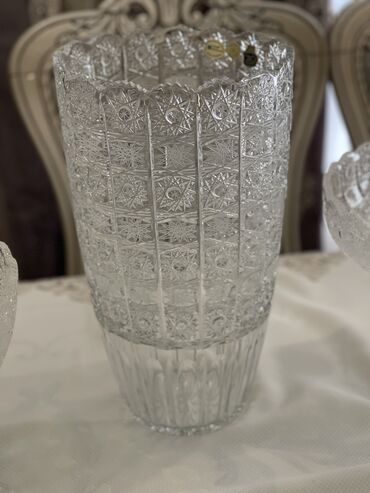 ваза напольная стеклянная высокая без узора: Bir vaza, Bogem şüşəsi