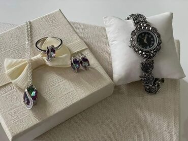 Setovi nakita: Komplet nakita sa kutijom
Cena 2000din — 9