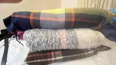 Dəstlər, kostyumlar: Şekildekilerin her biri 10 azn
42-44 ölçüdür
Uşaq kurtkaları 4-5-6 yaş — 4