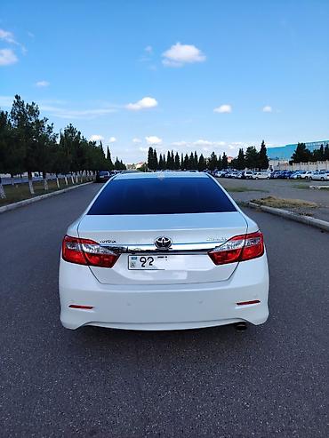 disk teker satisi: Toyota Camry – ağ rəng, sedandır. Şəhərdaxili və magistral yollarda — 2