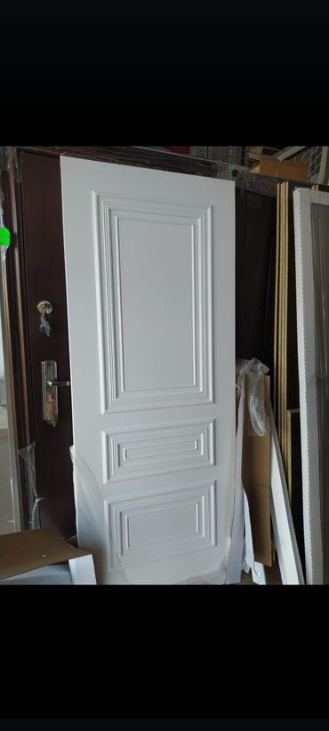 Otaq qapıları: Ağ rəngdə, klassik üslubda qapı. Qapının üzərində zərif oymalar var — 12