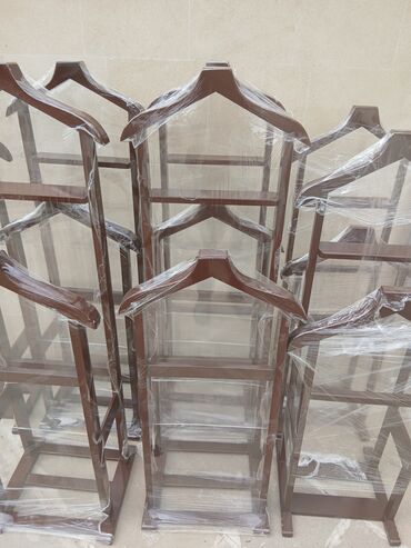 Asılqanlar: Bu, paltarların səliqəli saxlanması üçün nəzərdə tutulmuş taxta -da lalafo.az — 13 Asılqanlar: Bu, paltarların səliqəli saxlanması üçün nəzərdə tutulmuş taxta — 13