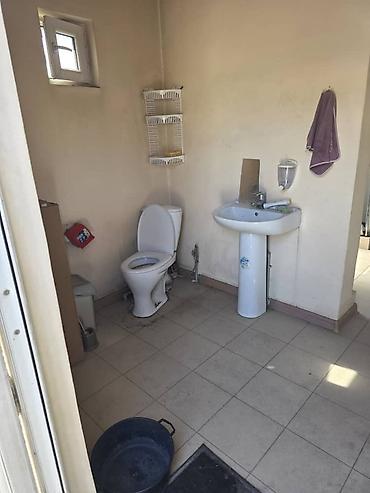 Долгосрочная аренда домов: Сдается частный дом. Участок 8 соток. 6 жилых комнат. Район рынка at lalafo.kg — 11 Долгосрочная аренда домов: Сдается частный дом. Участок 8 соток. 6 жилых комнат. Район рынка — 11