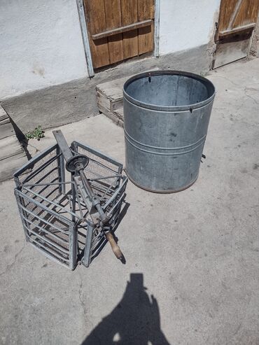 Товары и оборудование для с/х животных: Продам принадлежности для обслуживания пчел: медогонка, корпуса, сушь