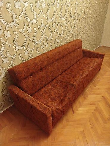 retro mebel: Klassik dizaynlı 3 nəfərlik divan - Rəng: tünd narıncı/qəhvəyi — 1
