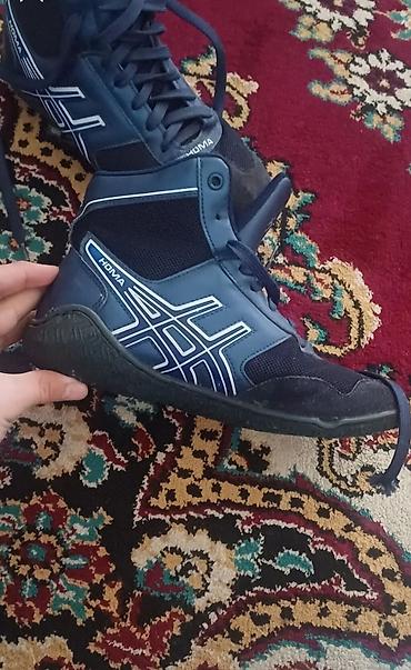 красофкалар мужской: Məhsul: idman güləşi üçün ayaqqabı (üzərində “HOMA” və “Asics” — 1