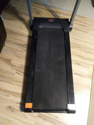 Trake za trčanje: Traka za trčanje (električna) - Kompaktna kućna traka sa LCD — 3
