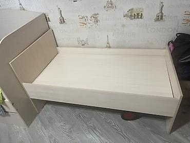 bunk bed: Односпальная кровать из ЛДСП светлого древесного оттенка. Размеры — 1