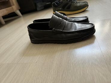 ayqqabı: Klassik qara loafer ayaqqabı cütü - Model: Penny loafer (üst hissədə — 2