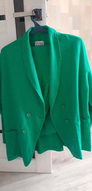 зеленая юбка: Костюмы с юбкой