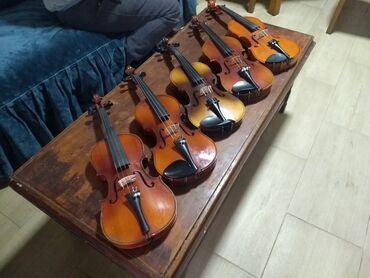 Muzički instrumenti: Sve violine sa slike su 3/4 U kompletu idu violina, gudalo i kutija