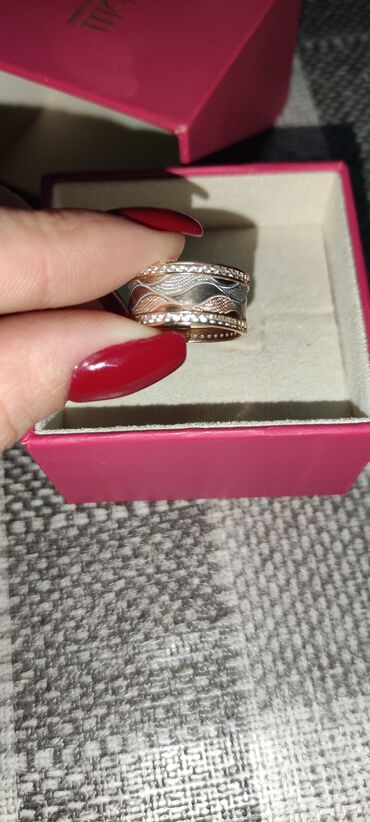 Кольца: Продаю женское кольцо. Металл: красное и белое золото - 585проба